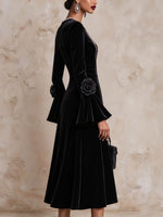Exquisito vestido midi de terciopelo con cuello de diamantes de imitación adornado