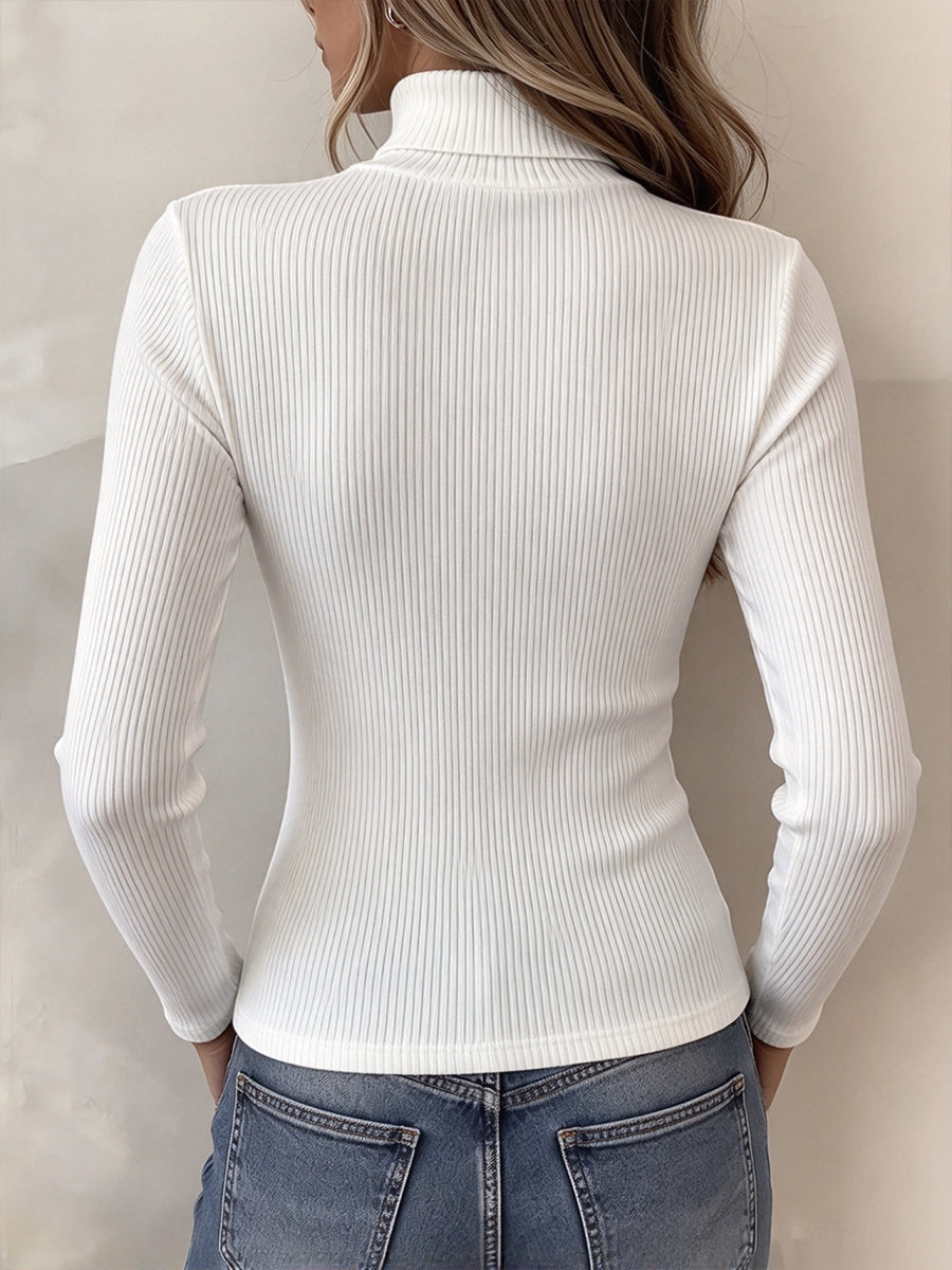 Top dolcevita in maglia a coste gotico-chic