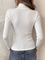 Top dolcevita in maglia a coste gotico-chic