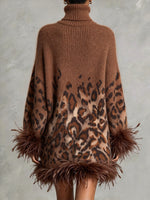 Elegante abito in maglia con finiture in piume e stampa leopardata ombré