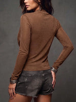 Elegante top in maglia con scollo ad anello drappeggiato e scintillante