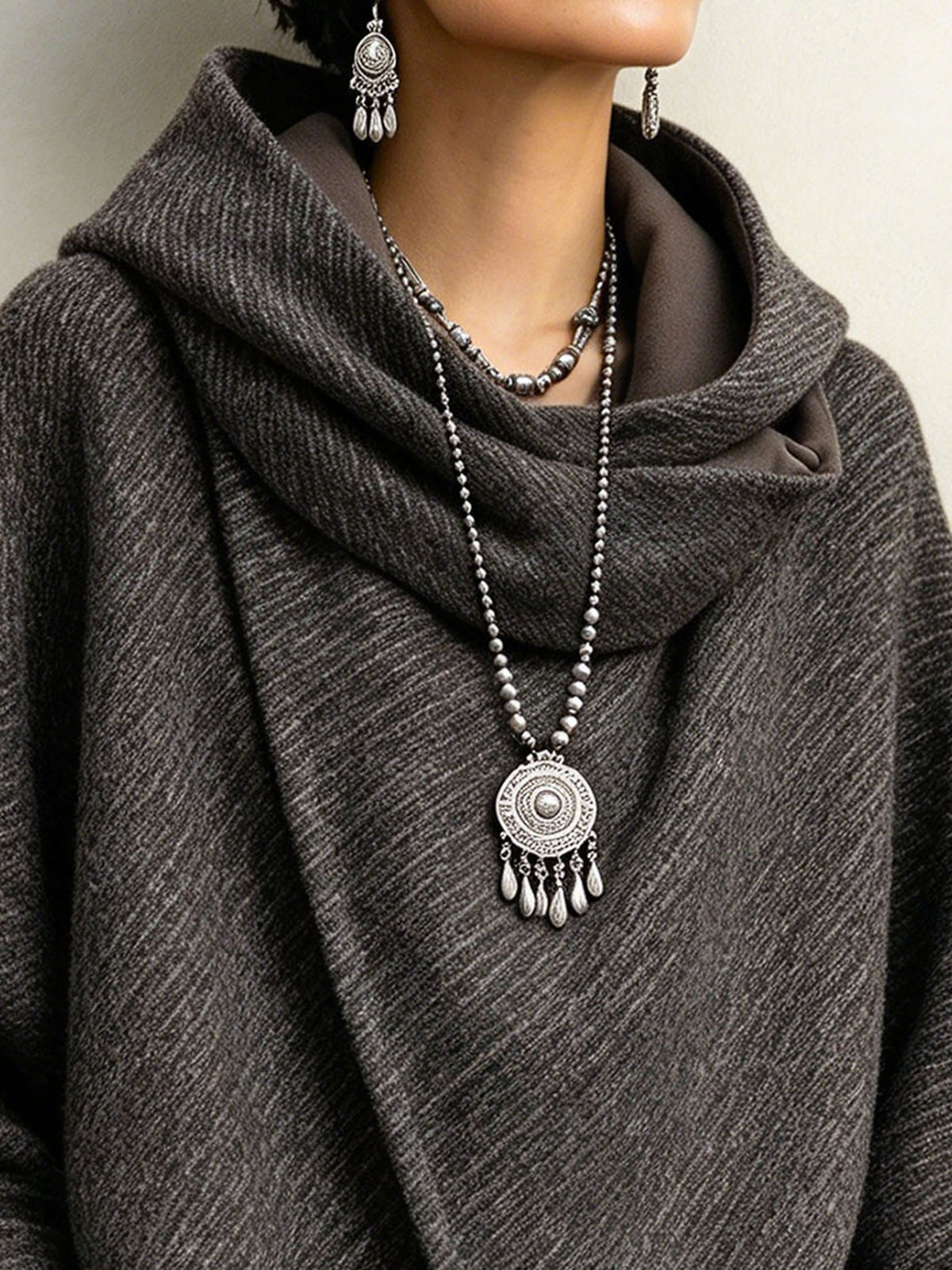 Übergroßer, asymmetrischer Kapuzenpullover aus Wollmischung