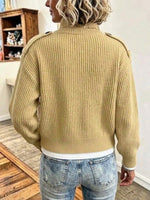 Cardigan in maglia a coste con colletto rialzato e spalline sulle spalle