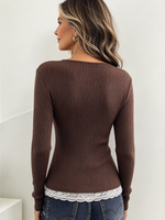 Top a coste con finiture in pizzo casual ed elegante