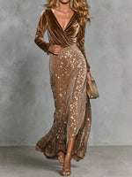 Set da due pezzi con top in velluto con scollo a V e gonna lunga con spacco con paillettes