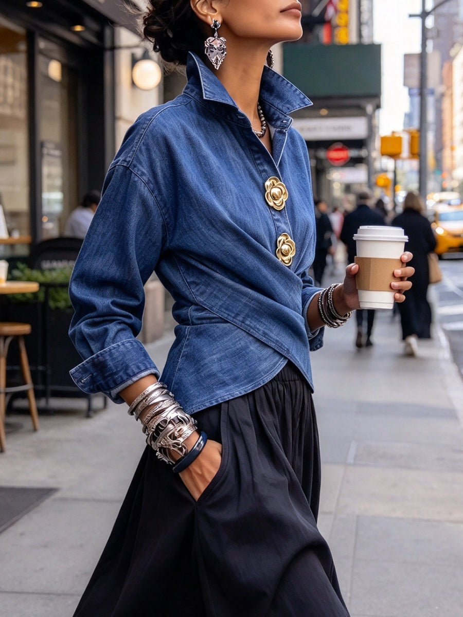 Elegante camicia di jeans avvolgente sul davanti con bottoni floreali dorati