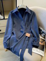 Camicia casual chic in cotone a righe con dettaglio cravatta