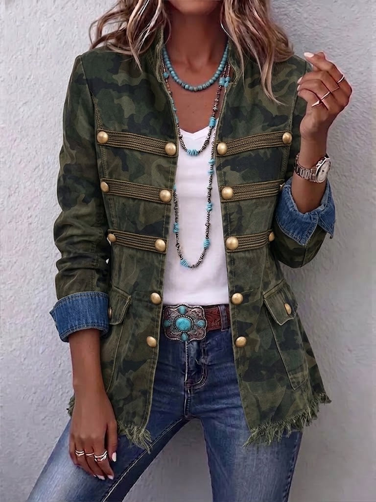 Chaqueta vaquera de camuflaje de estilo vintage con cuello alto, botones dorados y bordes sin rematar