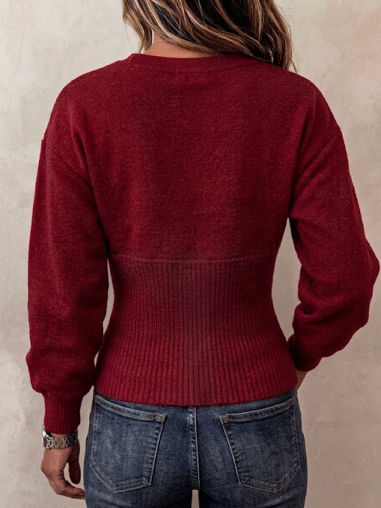 Tailliertes, figurbetontes Strickoberteil mit Knopfleiste vorne und rundem Ausschnitt