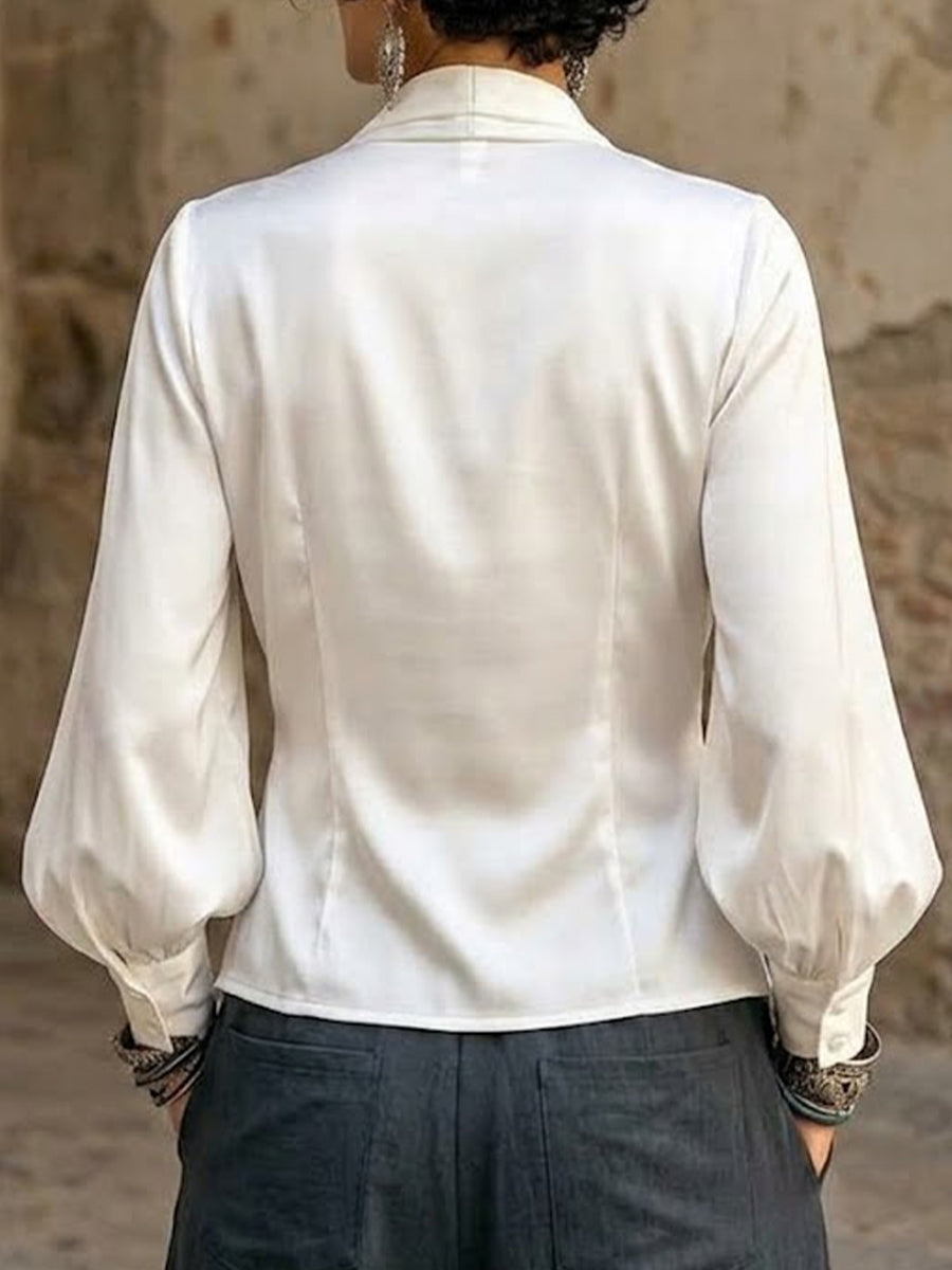 Wickelbluse aus Satin mit V-Ausschnitt und Laternenärmeln