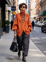 Elegante maglione a collo alto asimmetrico con orlo avvolgente