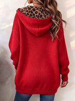 Comodo cardigan con cappuccio lavorato a maglia con accenti leopardati