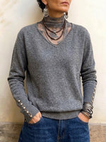 Top de manga larga con "capas sintéticas" con encaje y malla, cuello en V y puños con botones