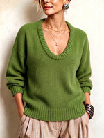 Comodo maglione lavorato a maglia con scollo a V a coste