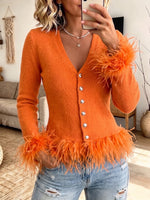 Lebhafte Strickjacke mit V-Ausschnitt und Federbesatz