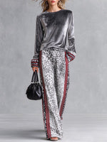 Damenhose mit weitem Bein und Leopardenmuster und roten Seitenstreifen