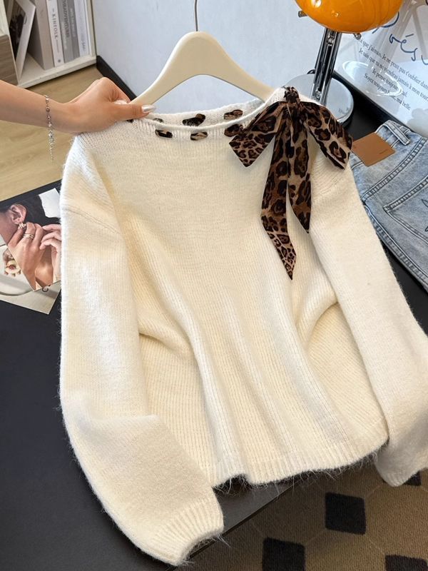 Elegante top de punto holgado con estampado de leopardo y detalles de lazo