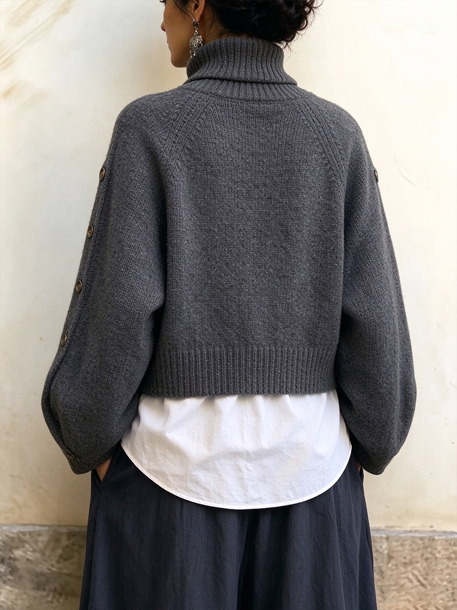 Comodo pullover lavorato a maglia con collo alto e maniche con bottoni