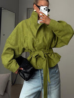 Damen-Jacke aus einfarbigem, langärmligem, lockerem Wildlederimitat mit Stehkragen und tailliertem Detail