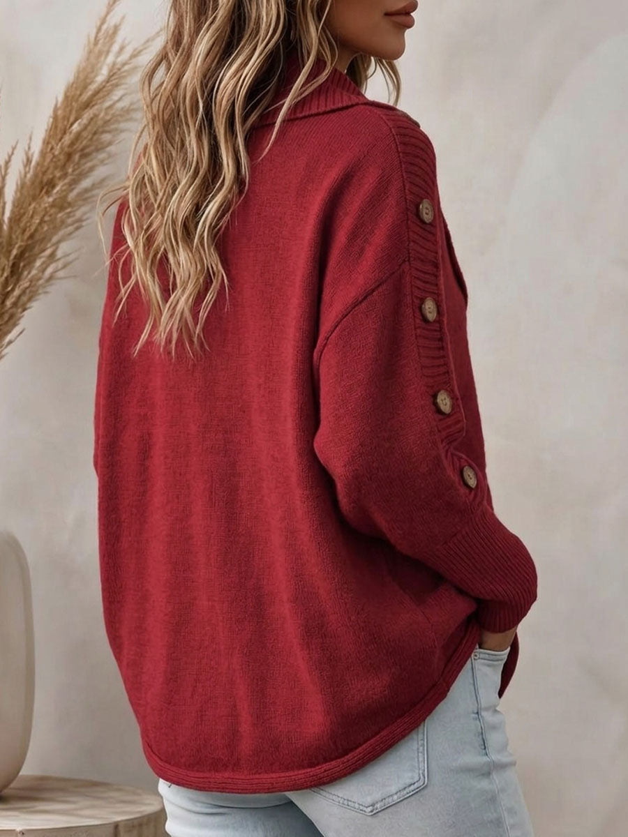Maglione rosso da donna lavorato a trecce con colletto asimmetrico e maniche con bottoni