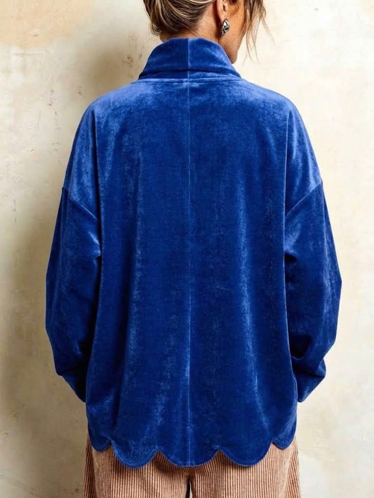 Samtjacke mit gewelltem Saum und diagonalen großen runden Knöpfen