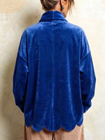 Samtjacke mit gewelltem Saum und diagonalen großen runden Knöpfen