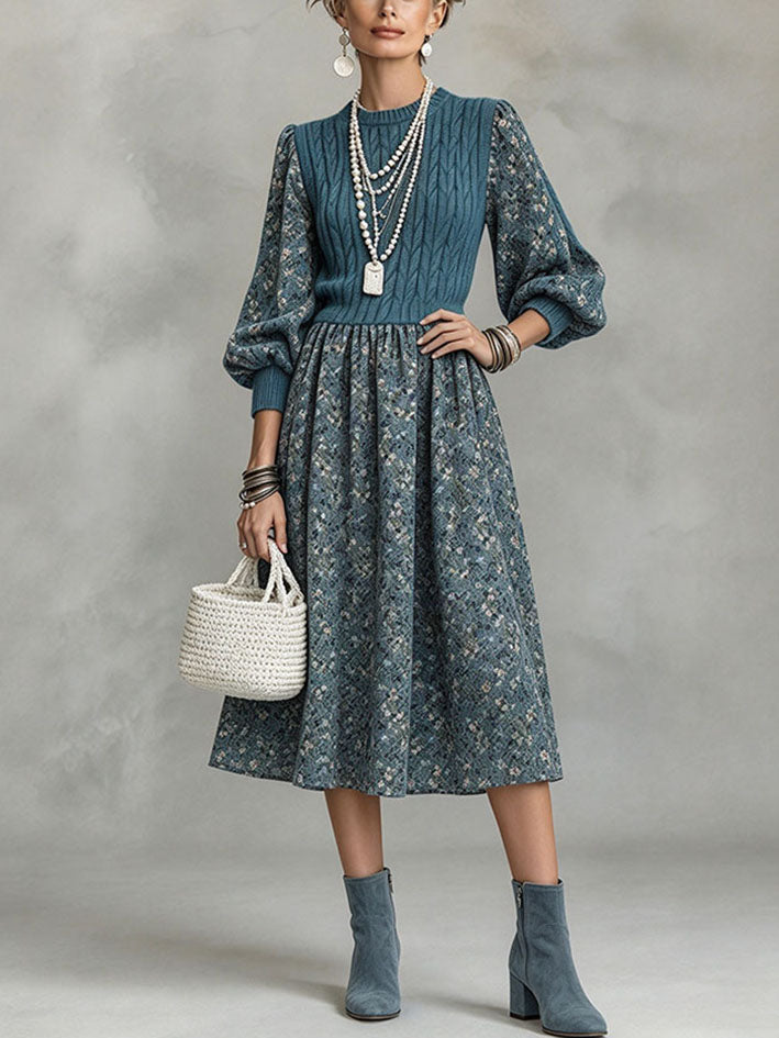 Elegantes, stilvolles blaues Patchwork-Midikleid mit Blumenmuster