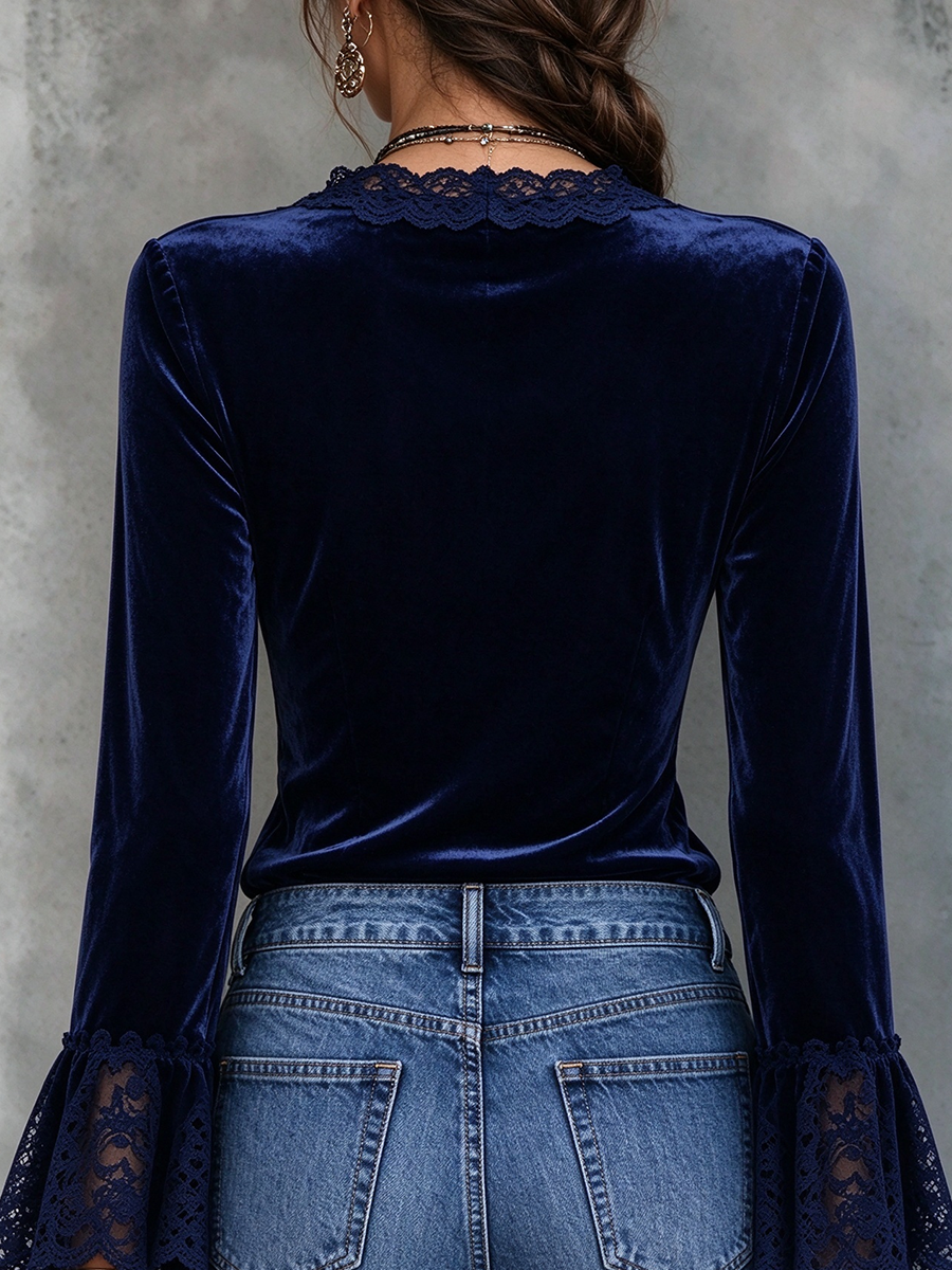 Elegante top con maniche svasate in velluto con finiture in pizzo