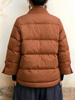 Elegante chaqueta acolchada acolchada con frente abierto