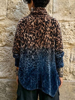 Top de terciopelo con cuello alto, estampado de leopardo degradado y diseño asimétrico con botones en la parte delantera