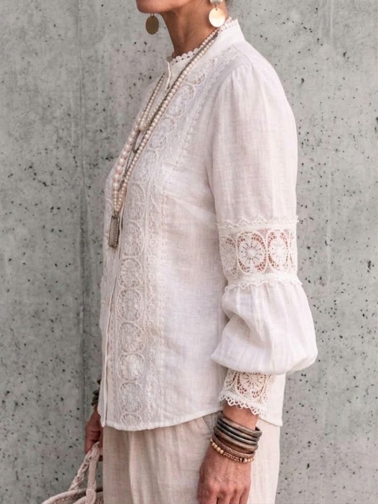 Camicia con colletto rialzato con pannelli in pizzo e maniche a lanterna