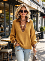Lässiger, stilvoller Strickpullover mit Kontrastlederbesatz