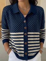 Strickjacke mit Herzmuster, Punkten und gestreiftem Kragen