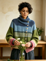 Accogliente maglione lavorato a maglia a collo alto a righe sfumate