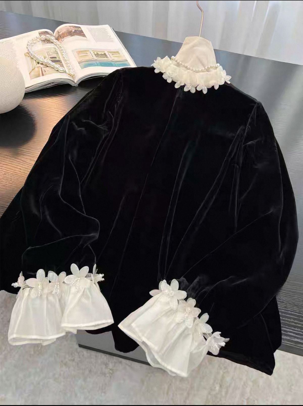 Top in velluto elegante e raffinato con abbellimenti floreali tridimensionali