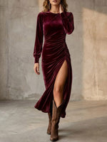 Glamouröses, gerafftes, hochgeschlitztes Maxikleid aus braunem Samt