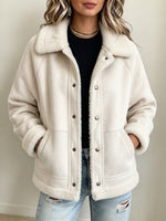 Lässige, warme Jacke aus Wildlederimitat und Sherpa