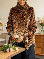 Top de terciopelo asimétrico con cuello alto y estampado de leopardo atrevido