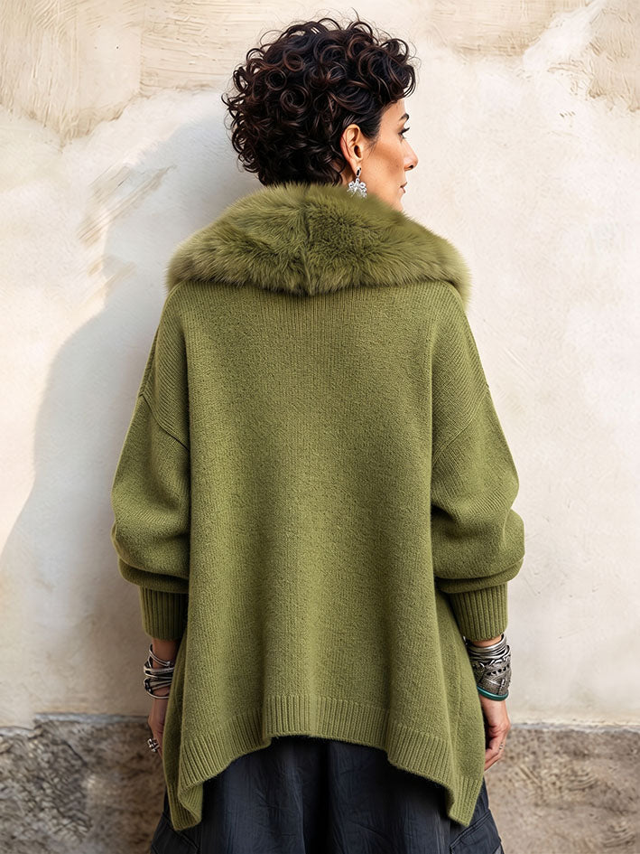 Lässiger, asymmetrischer Strickmantel mit Kunstpelzkragen