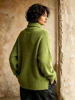 Maglione asimmetrico a collo alto rilassato