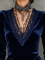 Elegante top con maniche svasate in velluto con finiture in pizzo