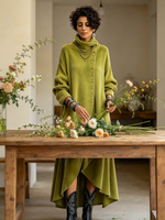 Künstlerisches asymmetrisches Maxikleid aus Samt mit hohem Kragen