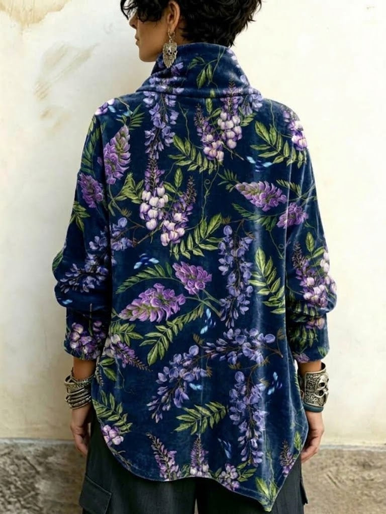 Top de terciopelo con cuello alto, motivos florales de glicina y detalle asimétrico de botones en la parte delantera