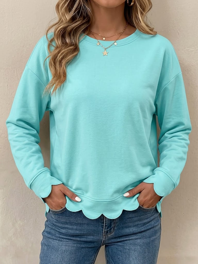 Top de algodón de manga larga con cuello redondo y bajo festoneado