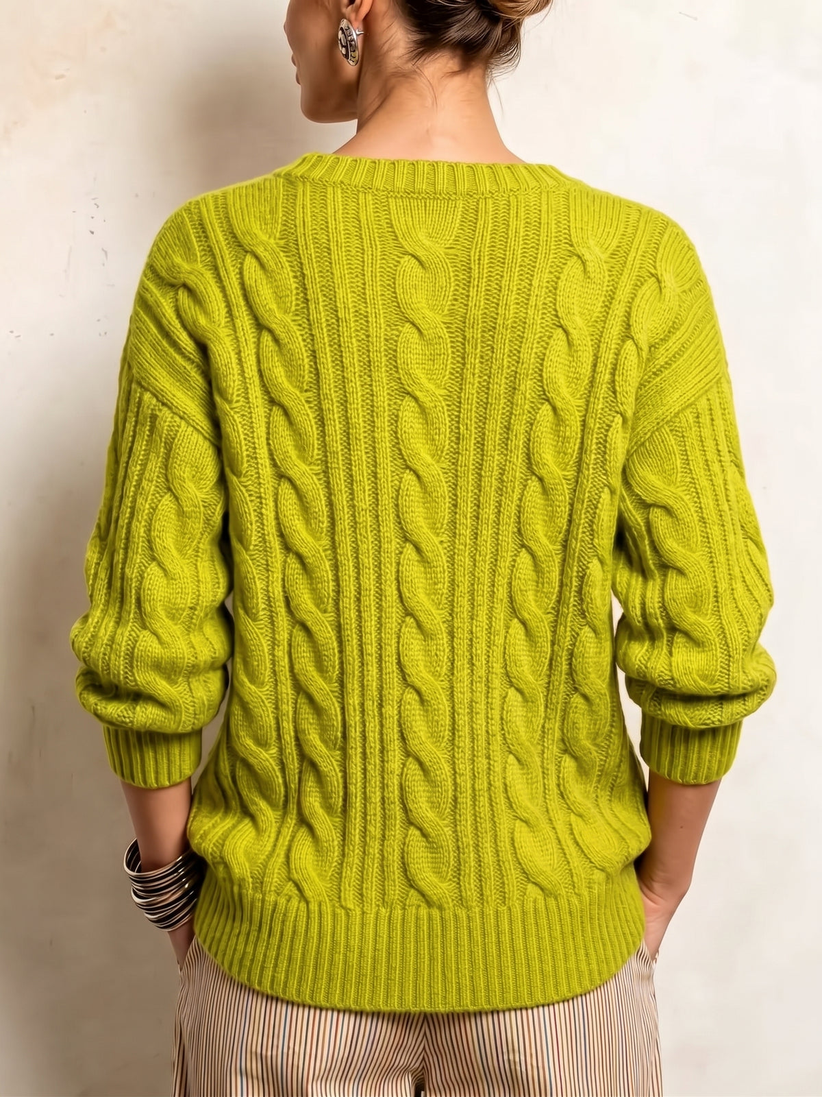 Schicker Pullover mit Zopfmuster und V-Ausschnitt und Fransen