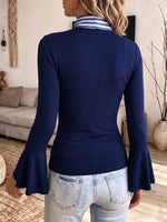 Elegante blusa azul marino para mujer con pajarita a rayas y mangas acampanadas
