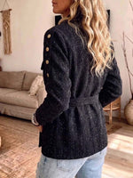 Damen-Jacke aus gesprenkeltem Tweed-ähnlichem Stoff mit Knopfleiste und Bindegürtel