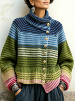 Accogliente maglione lavorato a maglia a collo alto a righe sfumate