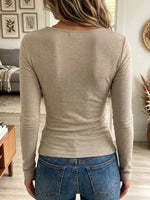 Top da donna in maglia slim fit a maniche lunghe con scollo a V profondo e perline