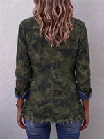 Chaqueta vaquera de camuflaje de estilo vintage con cuello alto, botones dorados y bordes sin rematar